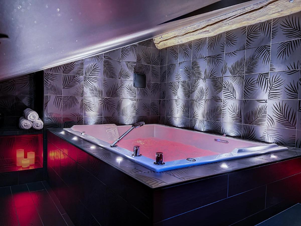 Suite Rouge Baiser Avec Jacuzzi Privatif - Loveroom Insolite Saint-Etienne  Dış mekan fotoğraf